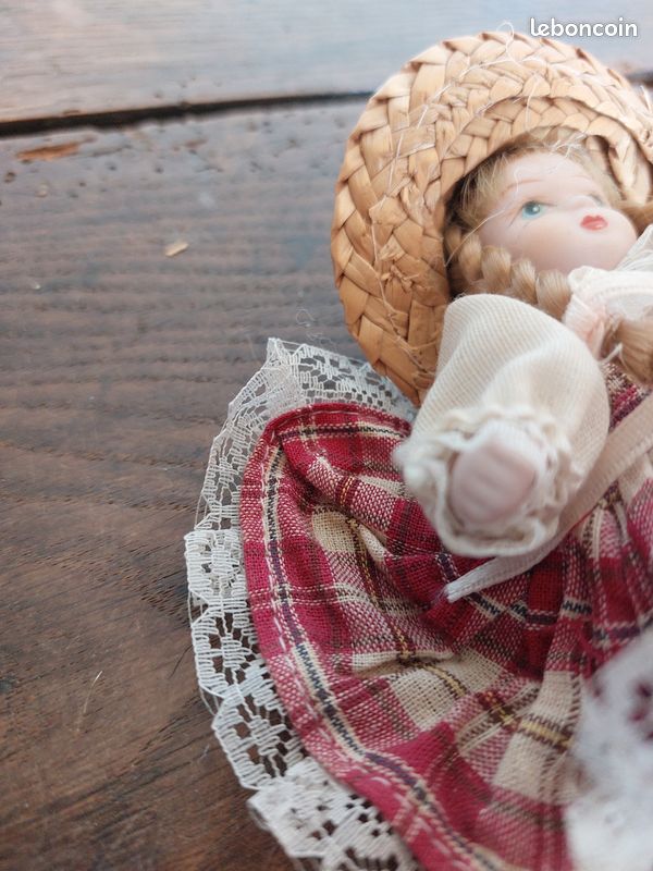 Ancienne Petite Poupée En Porcelaine à Identifier, Sortie De Grenier, à Nettoyer