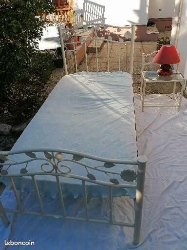Lit fer forgé blanc 1 place + table de chevet somier inclu (image 3)