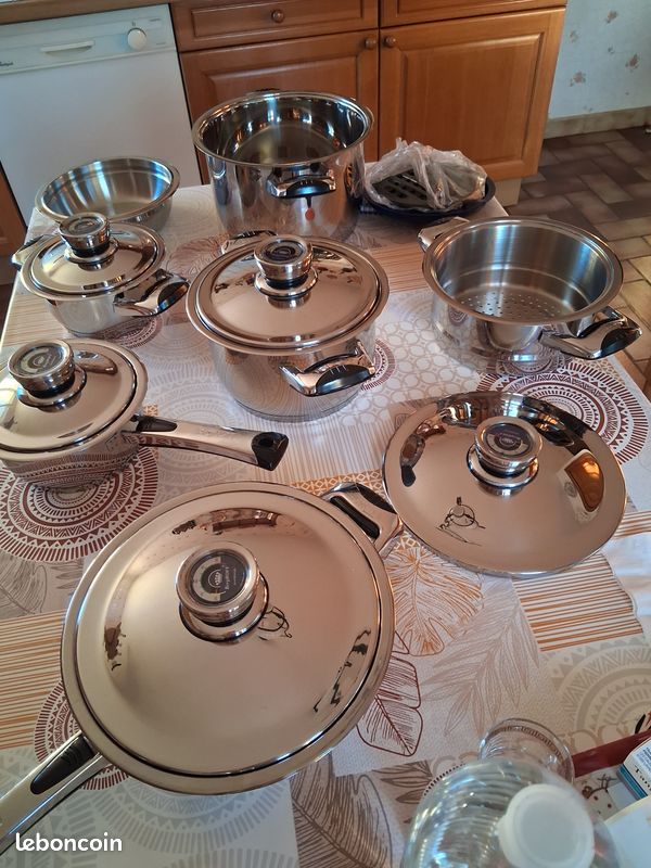 Batterie neuve de casseroles BERGHOFF 17 pièces tous feux valeur 1350 euros (image 1)