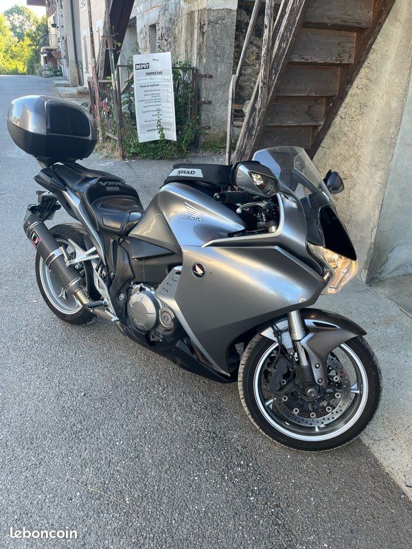 Honda VFR 1200F (image 1)