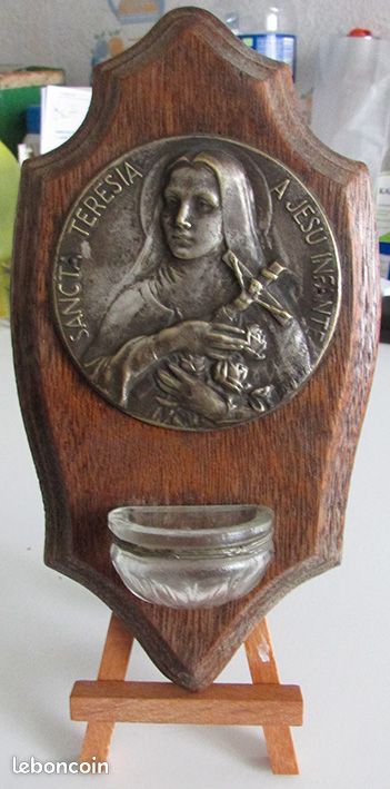 Bénitier avec un médaillon de la Vierge fixé sur un socle en bois (image 1)