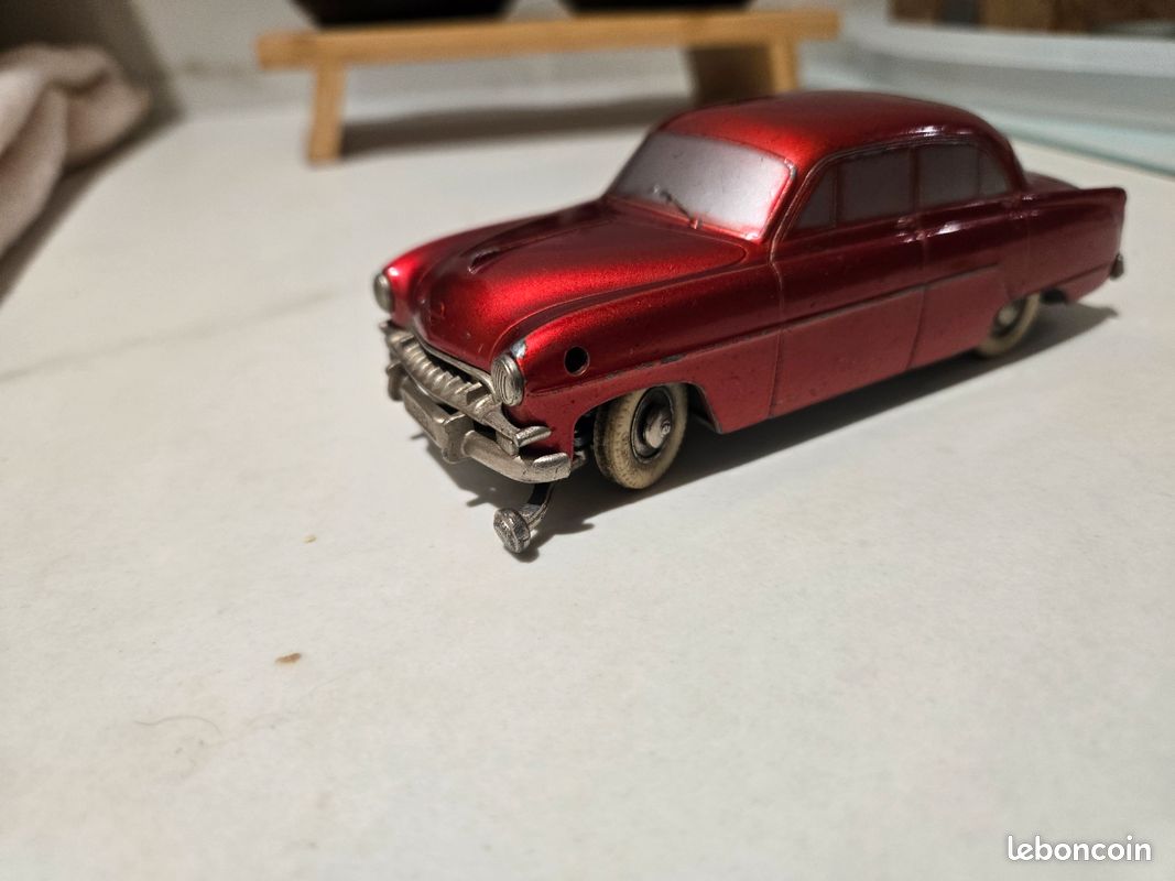 Faller H0 - 4802 - Décor - Opel Kapitän rouge pour le