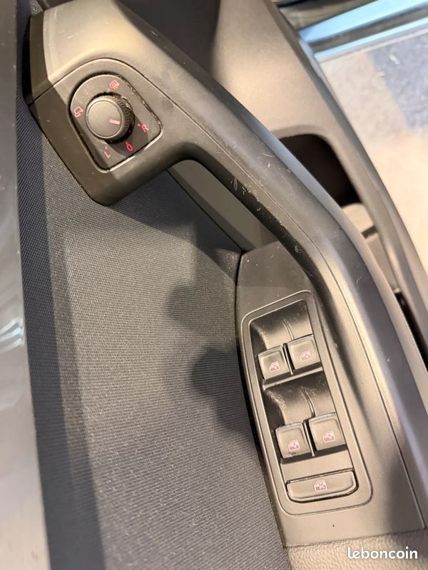 SEAT Ateca 1.6 TDI 115ch Start&Stop Style -Distribution Ok - Suivi complet - Carplay / AndroidAuto - Caméra de recul - Pneus Avants Neufs - CT Vierge - Garantie 6 mois (image 22)
