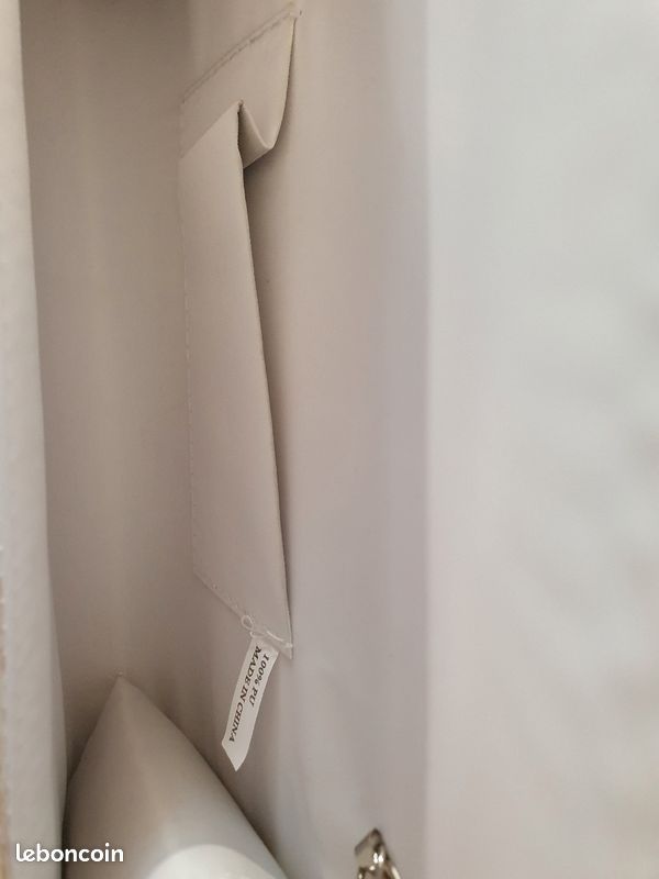 Sac à main vernis blanc avec bandoulière (image 2)