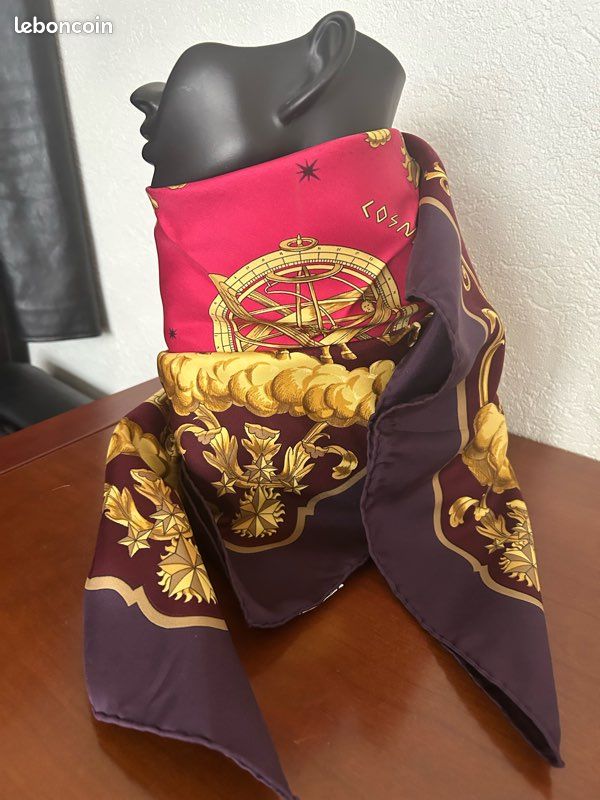 Foulard Carré Hermès «Frontaux Et Cocardes.» Vintage - Soie, 90 Cm, Motif Cheval Et équitation