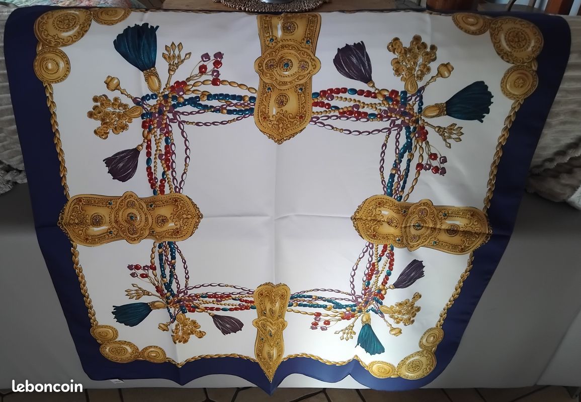 Foulard carré NEUF (image 1)