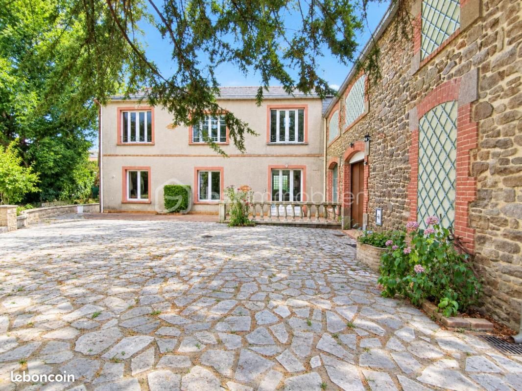 Maison 9 pièces 433 m² · à Fougères · 433 m² · 362 000 €