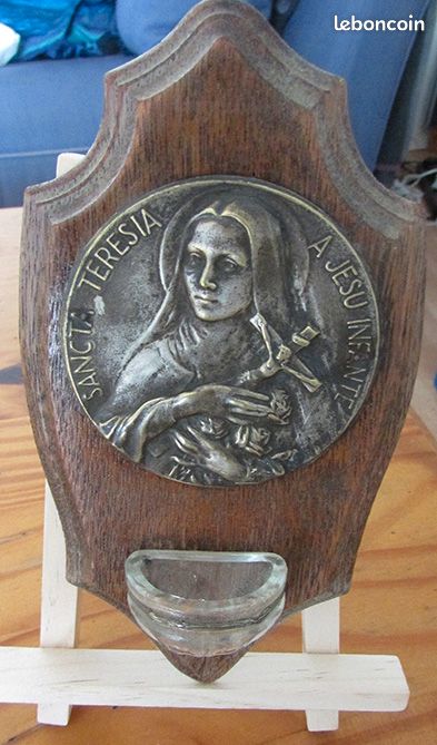 Bénitier avec un médaillon de la Vierge fixé sur un socle en bois (image 4)