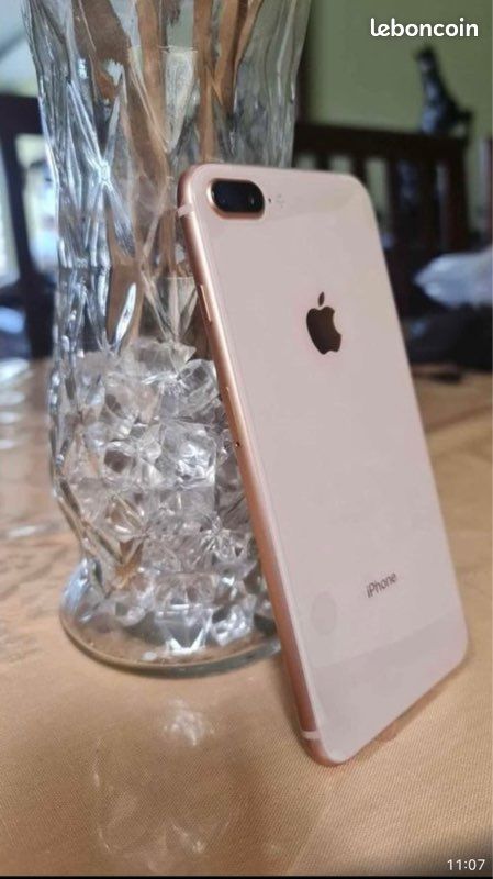 IPhone 8+ avec accessoires (image 1)