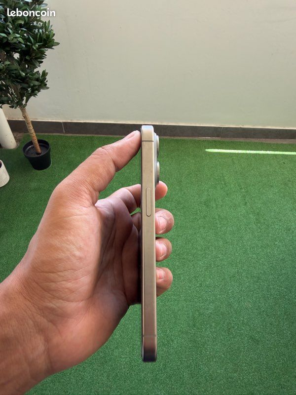 IPhone 15 pro 128g titane couleur natural (image 2)