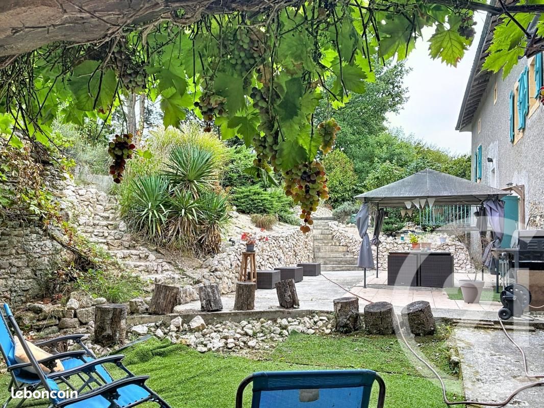 Maison 6 pièces 251 m² · à Beauchalot · 251 m² · 275 000 €