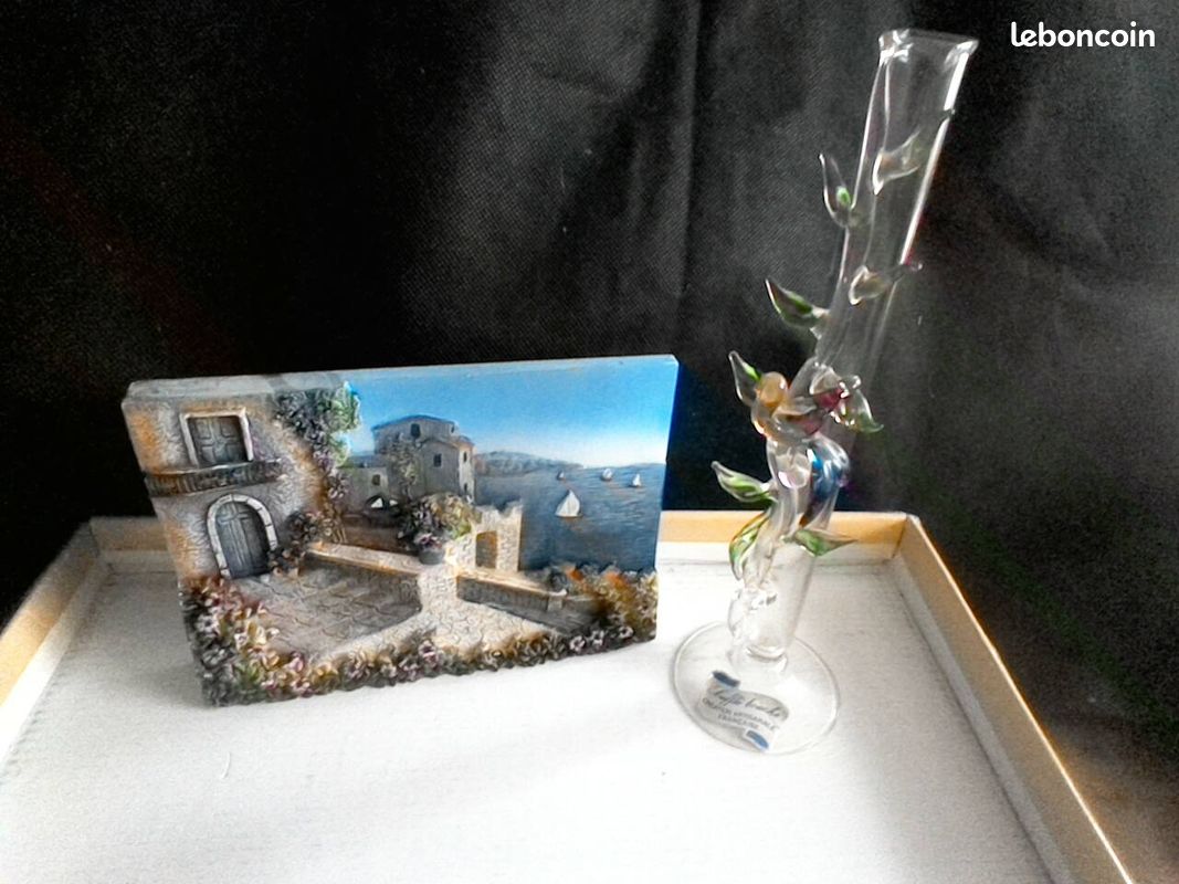 2 porte manteau en bois ,un bleu, et un vase (image 1)