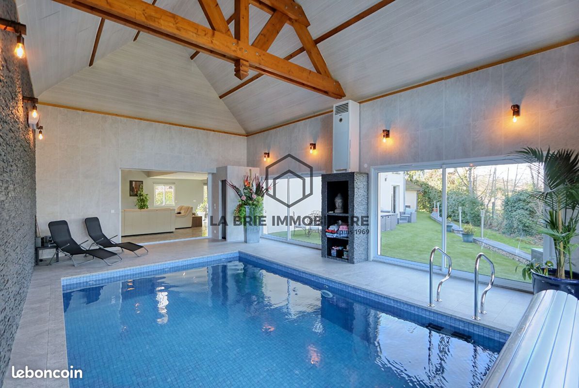 Maison 7 pièces 313 m² · à Villecresnes · 313 m² · 1 049 000 €