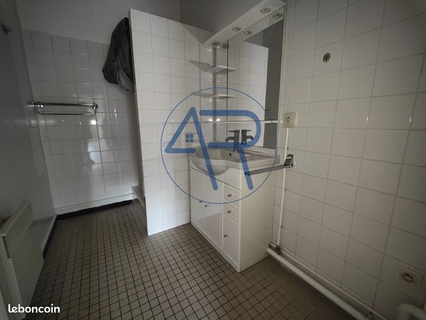 https://img.leboncoin.fr/api/v1/lbcpb1/images/8d/fd/f8/8dfdf855744de9d6f4e74a93555892352237142a.jpg?rule=ad-image