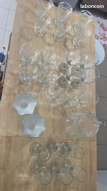 Utils de cuisine- Lot de verrerie vintage - Environ 50 pièces - Verres, coupes à glace, carafe - Bon état (image 4)
