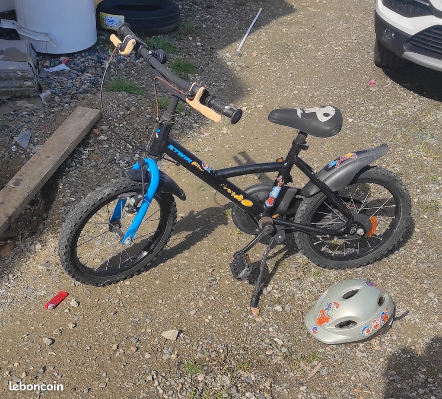 Vélo garçon Decathlon Btwin et casque (image 2)
