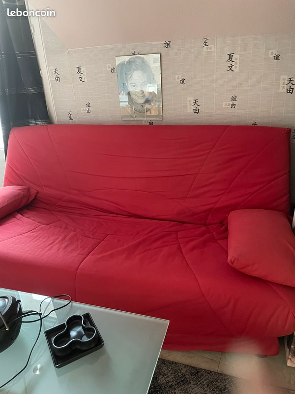 Vends canapé clic clac house rouge avec rangement et bon matelas cause déménagement (image 1)