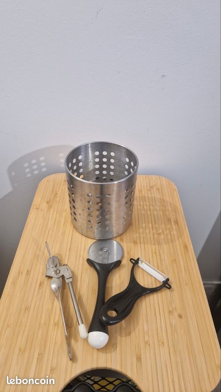 Égouttoir, Roulette à découper, Épluche-légumes & Ouvre-boîtes (image 1)