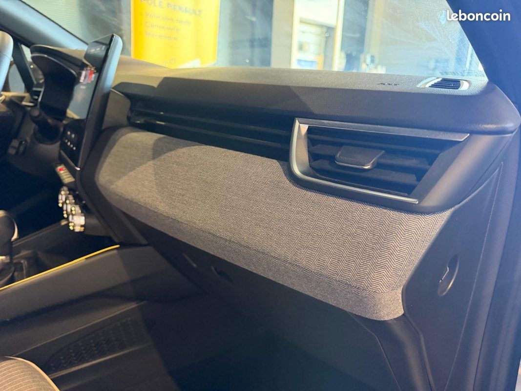 Renault clio 1.6 e-tech 145 techno / pack driving / pack multimedia (image 9)