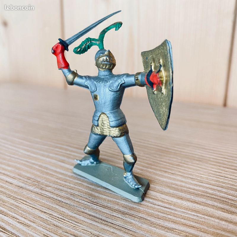 Figurine Starlux Moyen Âge Chevalier Avec Hache Et Bouclier Ivoirine Réf 6104