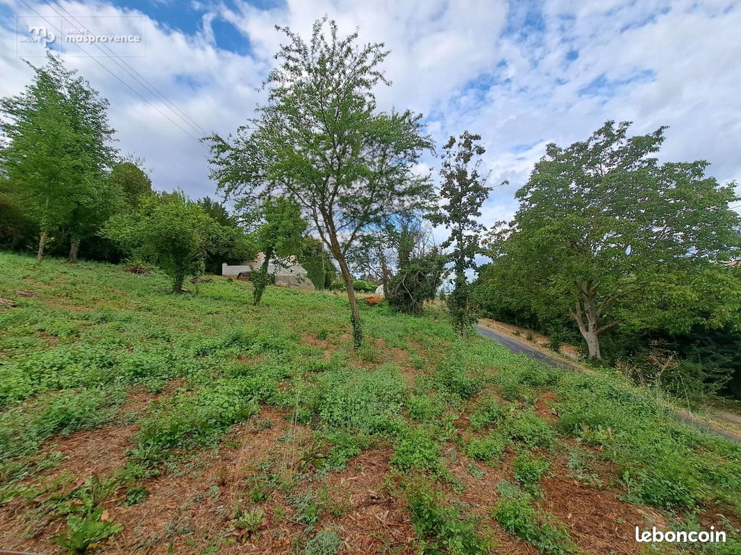 Terrain à bâtir de 800 m² à VALENSOLE (04) · 100 000 €