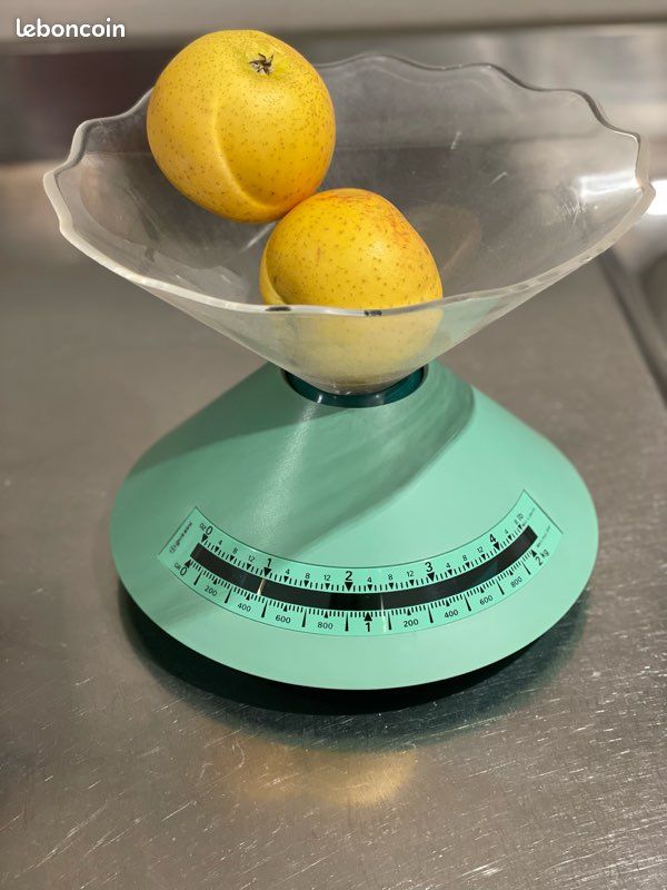 Balances, poids de cuisine du XXe siècle en plastique