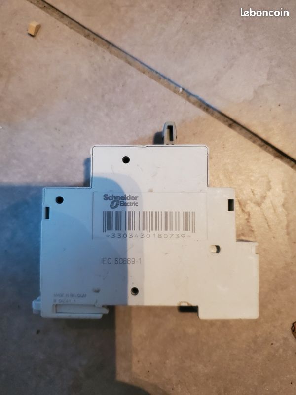 Commutateur Merlin Gerin 20A – I / 0 / II (image 2)