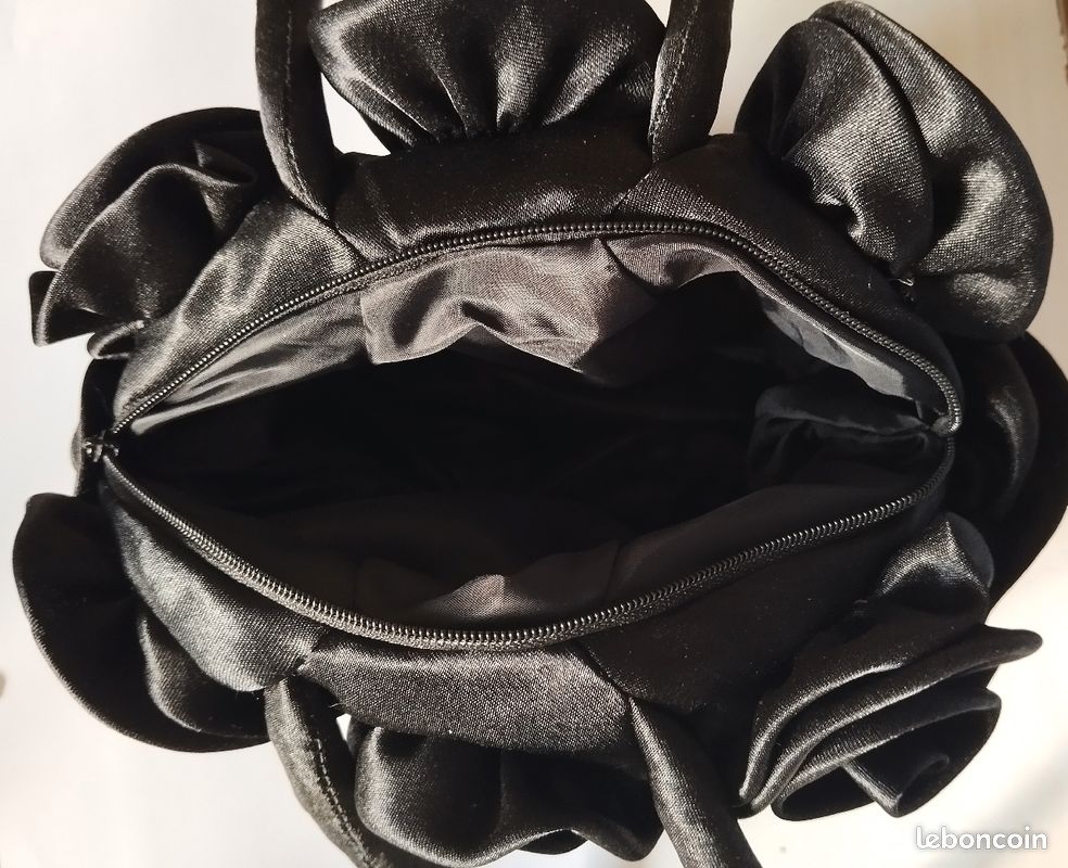Pochette noire pour cérémonie (image 1)