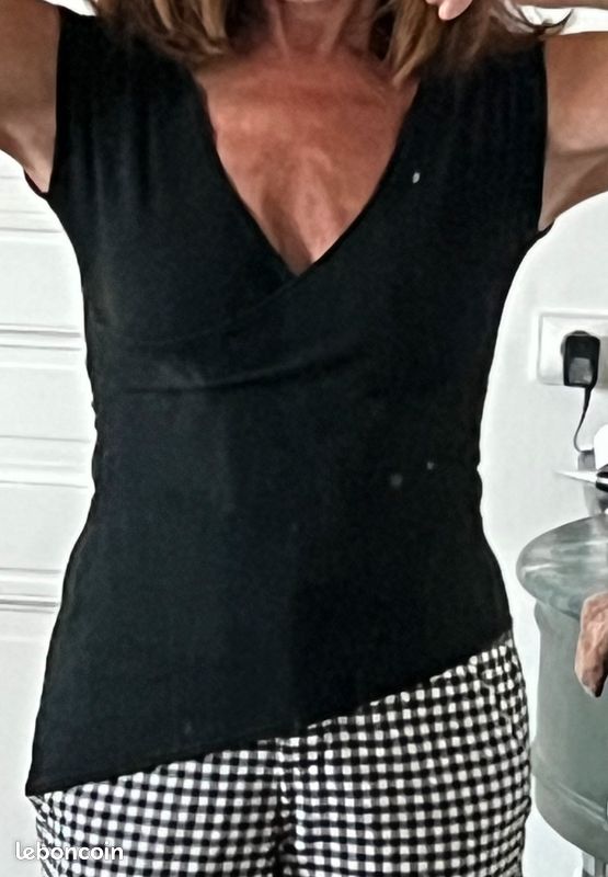 T- shirt noir très féminin TEHEN encolure et bas asymétriques (image 3)