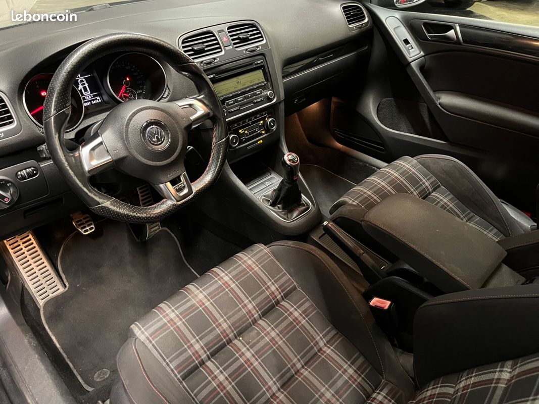 VOLKSWAGEN GOLF GTi (image 21)