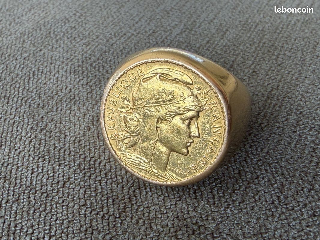 Chevalière Ancienne En Or 18 Carats Avec Pièce 20 Francs Marianne - Occasion - Bague Homme Ou Femme