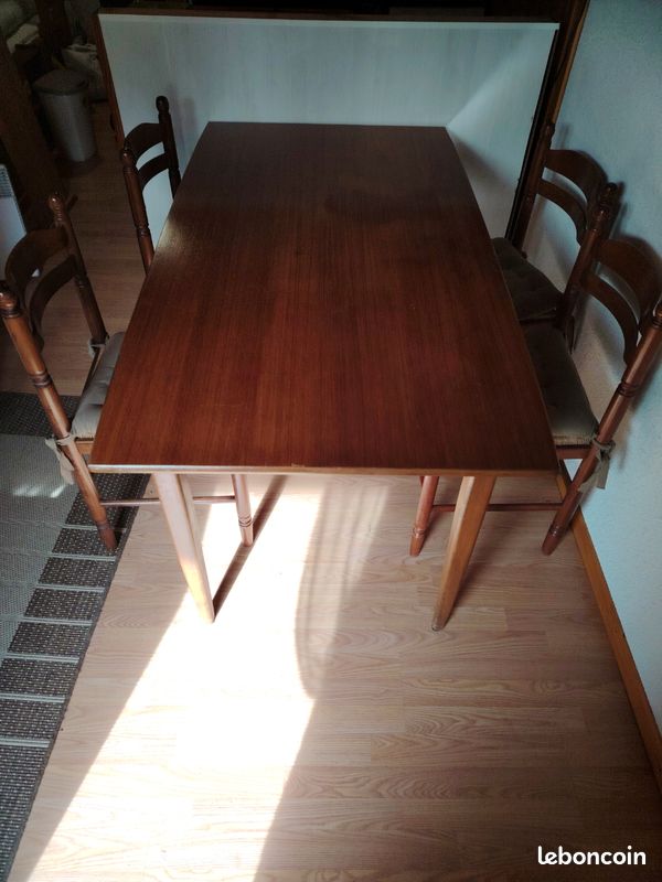 Table et 4 chaises (image 1)