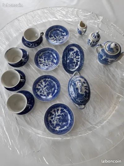 Paire d'anciennes coupelles / sous tasses de dinette, porcelaine