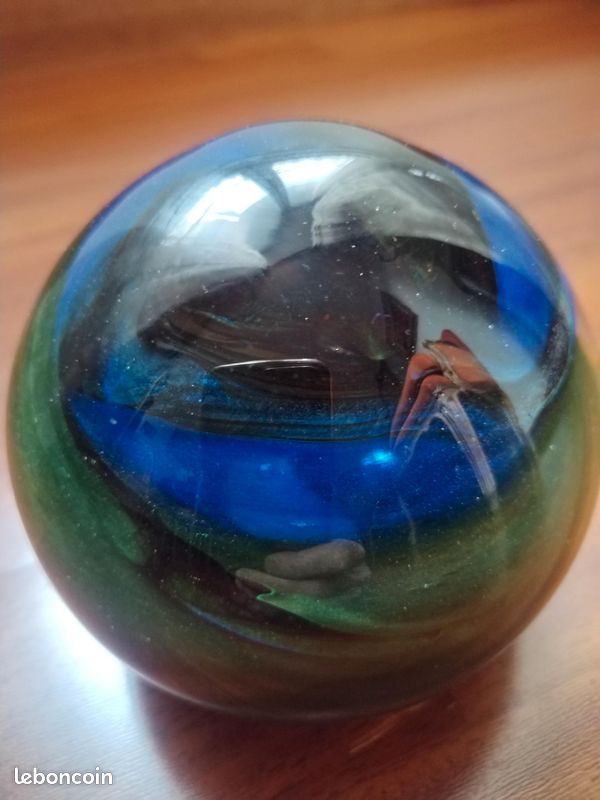Grand sulfure / presse-papier boule en verre vintage, beaux tons verts, bleu et noir. Très bon état général, petite rayure quasi invisible. Dimensions env. Ø11 x H9 cm. Bel objet décoratif ou de colle (image 1)