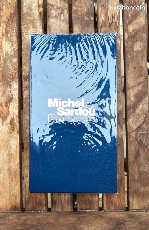 Michel Sardou - Berci 93 - Coffret numéroté - CD - VHS - Livre - Porte clé (image 6)