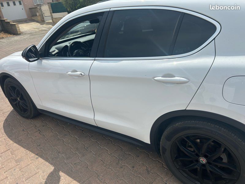 Alfa Romeo Stelvio (image 3)
