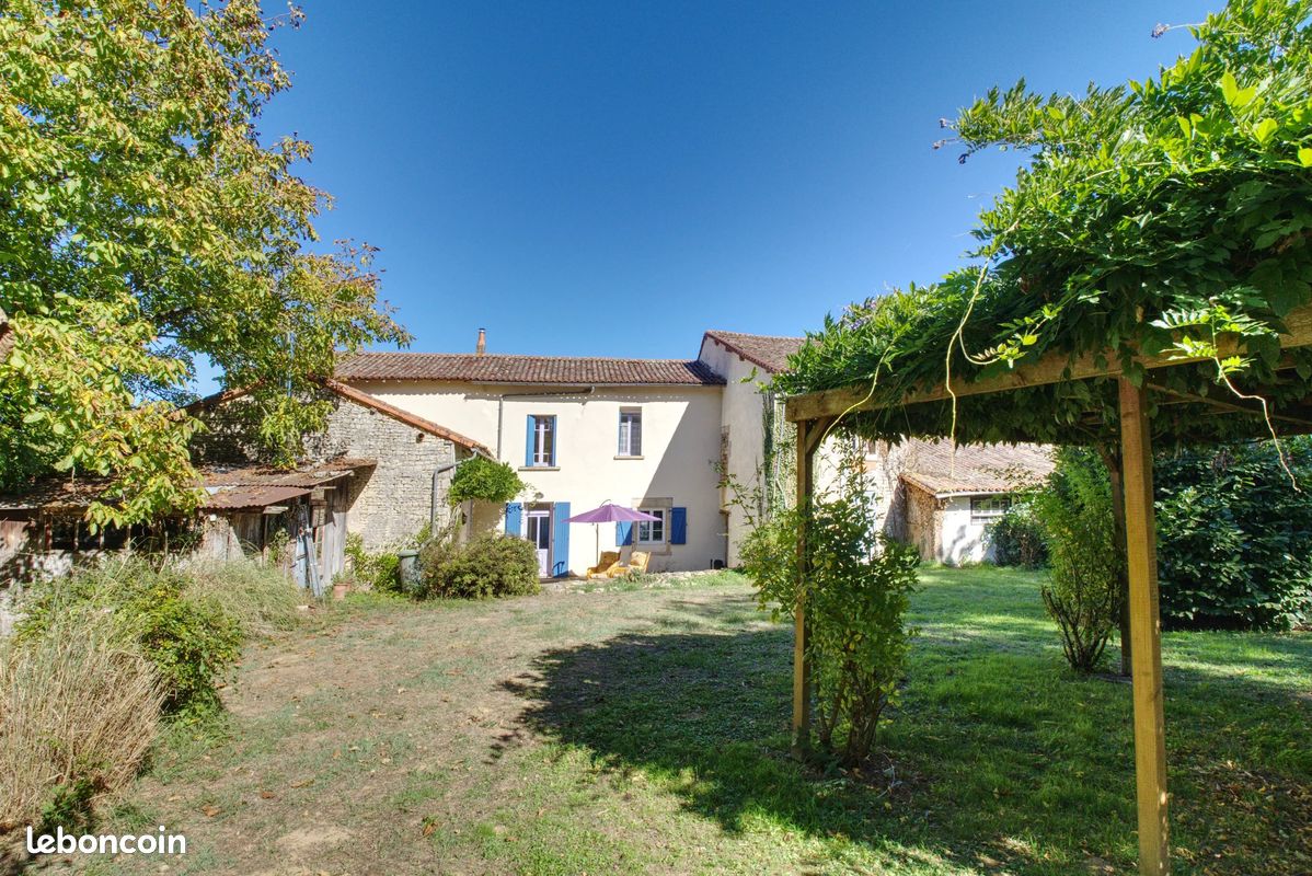 Maison 8 pièces 170 m² · aux Adjots · 170 m² · 168 000 €