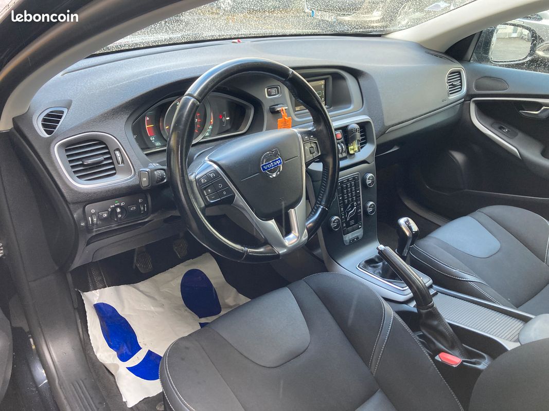 VOLVO V40 T2 120ch ESSENCE MOMENTUM (image 5)