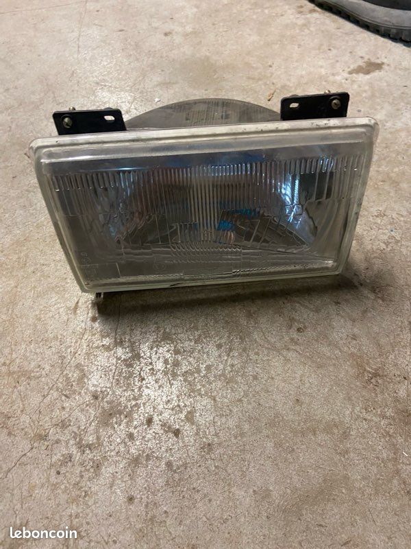 Phare avant gauche Peugeot 104 (image 1)