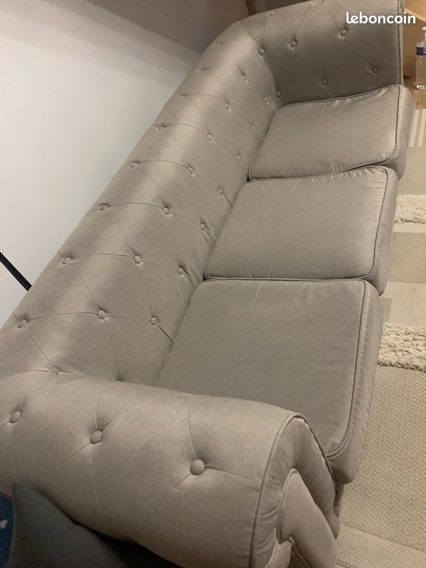 Canapé 3 places Chesterfield beige en lin – (image 2)