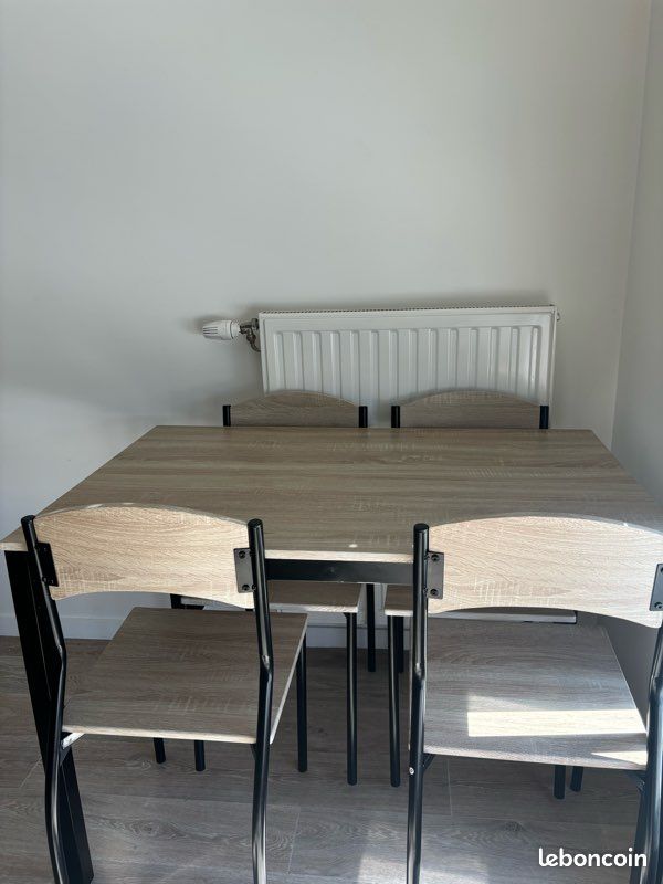 Table + 4 Chaises (image 1)