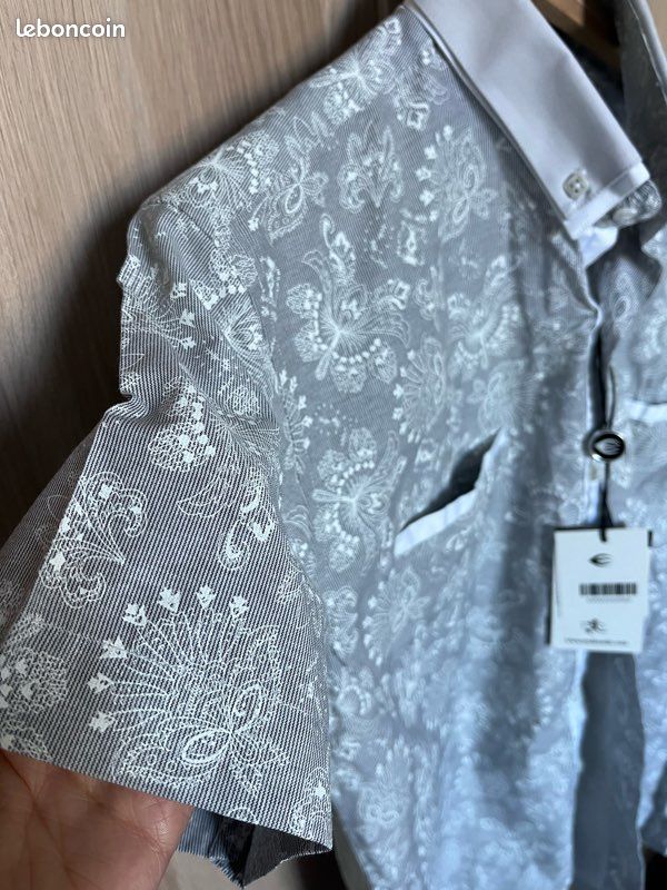 Chemise décontractée grise à manches courtes boutonnée sur le