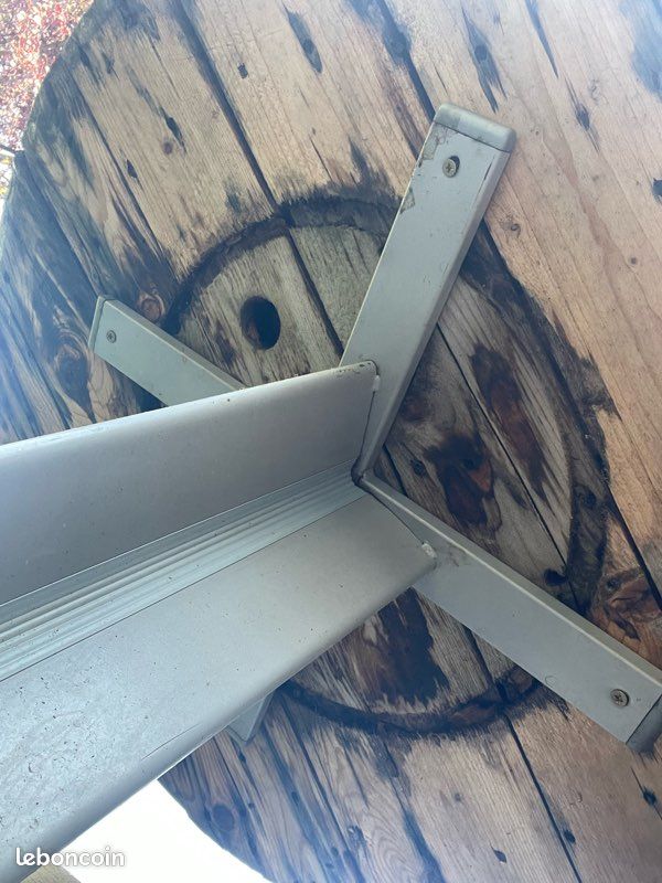 Pied de table (image 2)