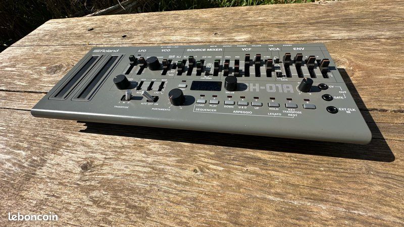 Roland SH-01a (image 2)