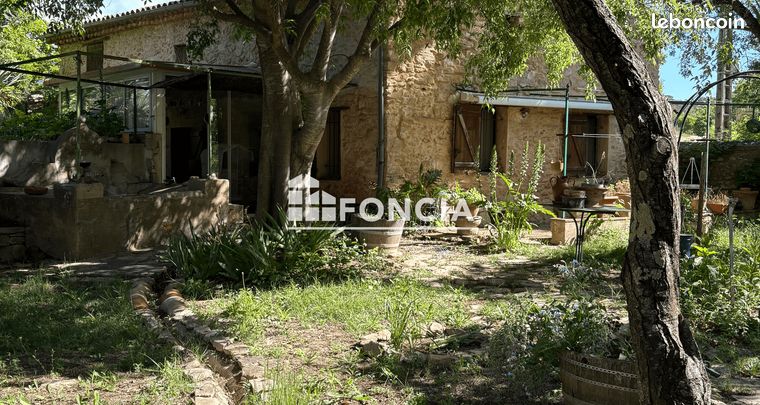 COUP DE COEUR ASSURÉ Découvrez cette authentique maison en pierre située dans un cadre exceptionnel : plus de 5000m² de terrain bordé par une rivière dans le premier village biologique de France
