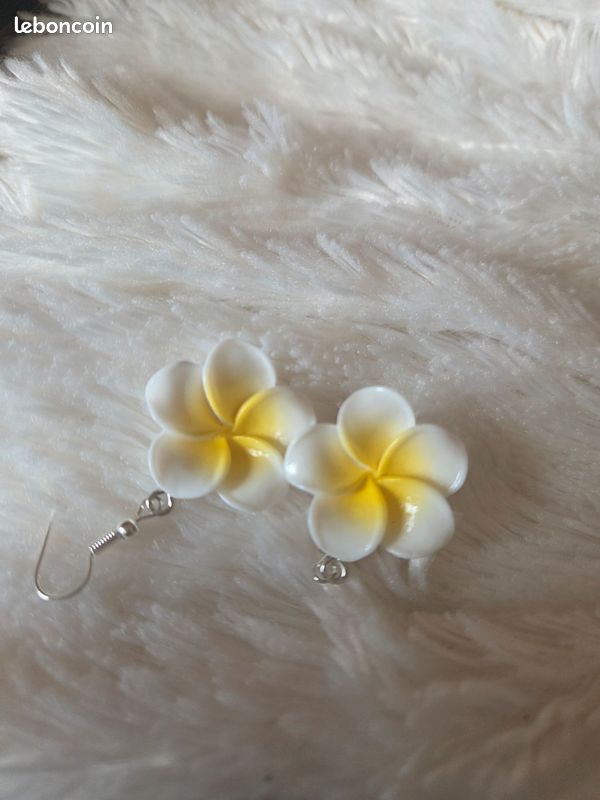 Boucles d'oreilles fleurs monoi (image 1)