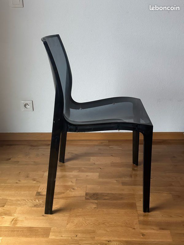 Chaise transparente (image 2)