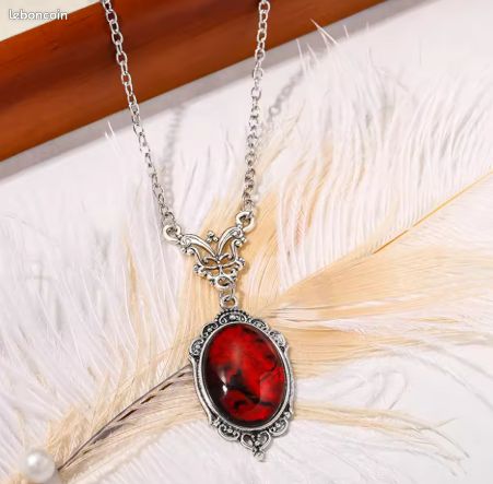 Collier Gothique Quartz Rouge Sang – Pendentif Vintage Sorcière & Vampire (image 1)