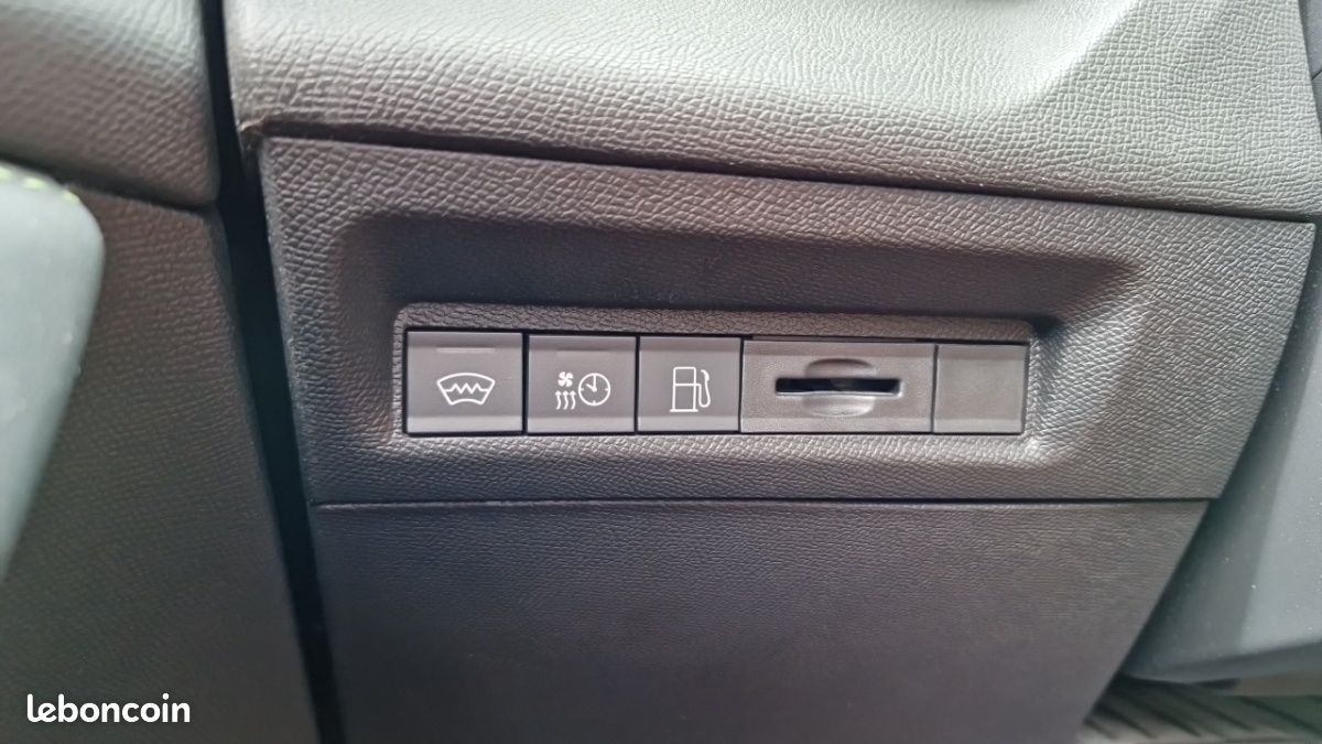 Peugeot 308 PHEV 225 E-EAT8 GT (image 26)