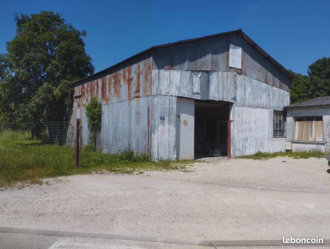 Local , hangar , garage, stokage, garde meubles... · à Revigny-sur-Ornain · 450 €